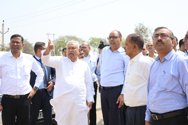 मुख्यमंत्री नीतीश कुमार जयप्रकाश नारायण अन्तर्राष्ट्रीय हवाई अड्डा के निर्माणाधीन टर्मिनल का निरीक्षण करते