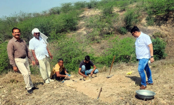 अग्रोहा टीले की खुदाई का निरीक्षण करते हुए सत्यपाल अग्रवाल एवं अनिल सिंगला।