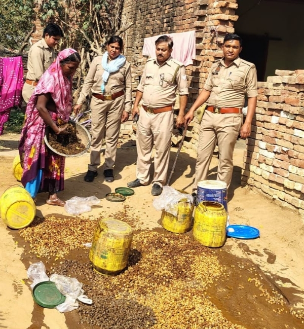 छापेमारी को अंजाम देती आबकारी और पुलिस की संयुक्त टीम।