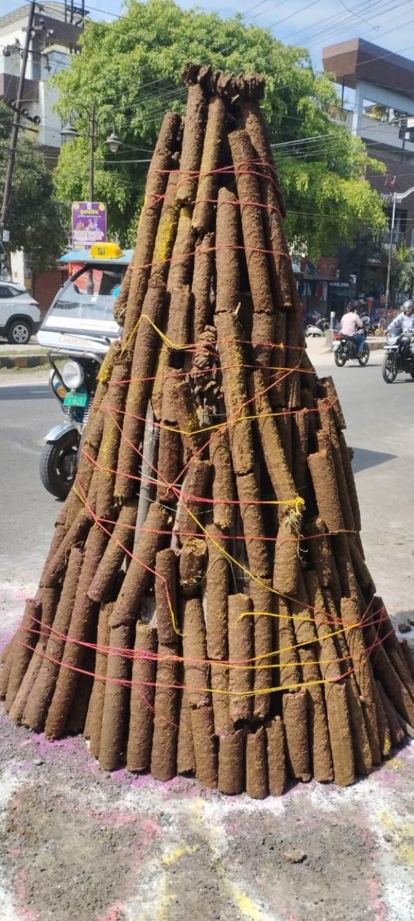 मुरादाबाद में थाना सिविल लाइन चौराहे पर गाय के गोबर से बनी लकड़ियों से  सजी होली