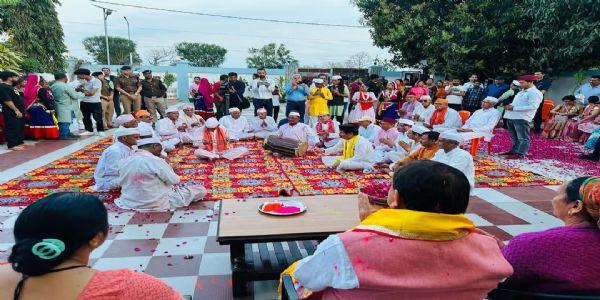 मुख्यमंत्री ने खटीमा में मनाई होली, बोले- अपनी संस्कृति को आने वाली पीढ़ियों तक पहुंचना है