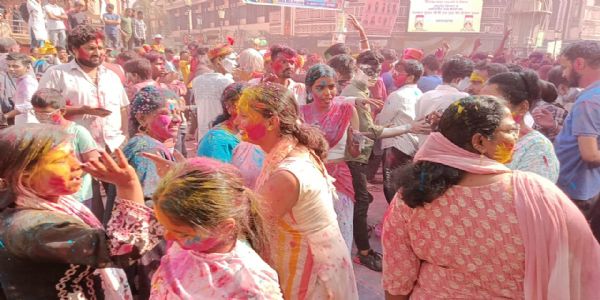 रंगोत्सव के पर्व होली का रंग और हुआ चटख, गोदौलिया चौराहे पर महिलाओं ने उड़ाए गुलाल