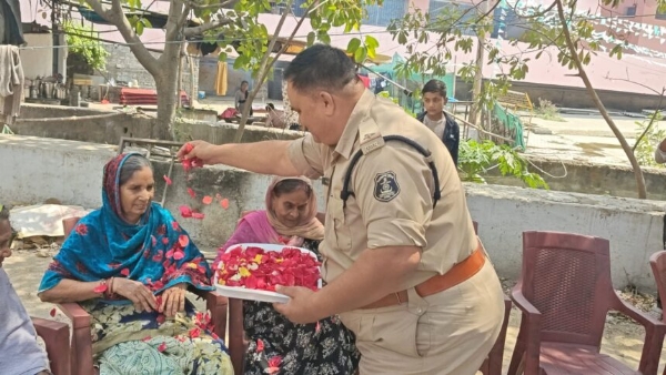 कोरबा पुलिस ने खेली फूलों की होली,वृद्धजनों का लिया आशीर्वाद