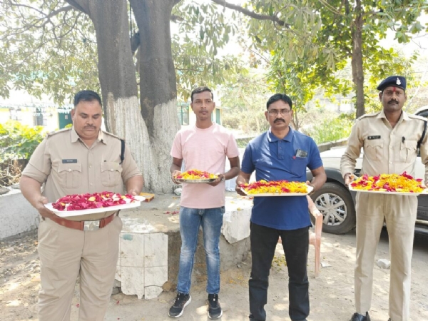 कोरबा पुलिस ने खेली फूलों की होली,वृद्धजनों का लिया आशीर्वाद