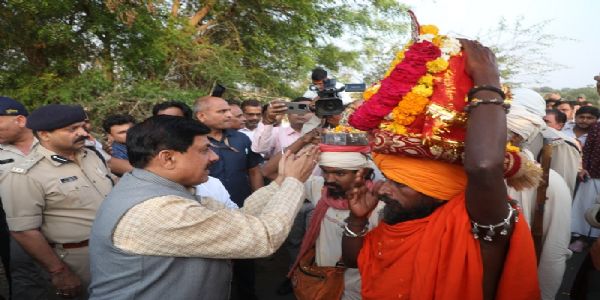 खंडवाः मुख्यमंत्री माँ नर्मदा सेवा परिक्रमा यात्रा में हुए शामिल, दादा गुरुजी की कुटिया का किया शुभारंभ