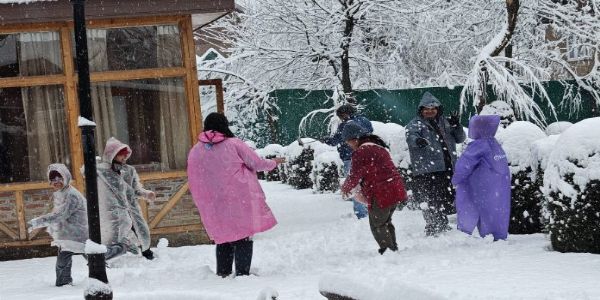 मैदानी इलाकों समेत कश्मीर के कई इलाकों में हुई ताजा बर्फबारी