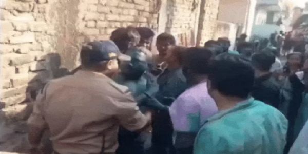 रीवाः दो पुलिसकर्मियों को बंधक बनाकर पीटा, नशे में गाली-गलौज करने का आरोप