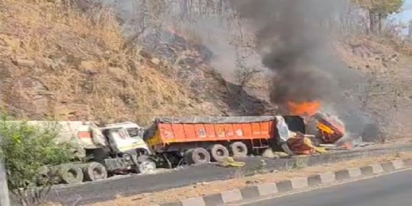 अनियंत्रित ट्रेलर ने घाटी में बरपाया कहर, पहाड़ में टकराने से दूसरी गाड़ी में लगी आग