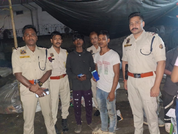 पानबाजार पुलिस द्वारा गिरफ्तार चोरी के मोबाइलों के साथ दो आरोपितों की तस्वीर।