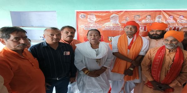 गोरक्ष पीठ के संत वैद्यनाथ महाराज ने डोम राजा परिवार के साथ किया भोजन