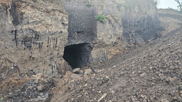 कोयला तस्करों द्वारा बनाया गया अवैध मुहाना